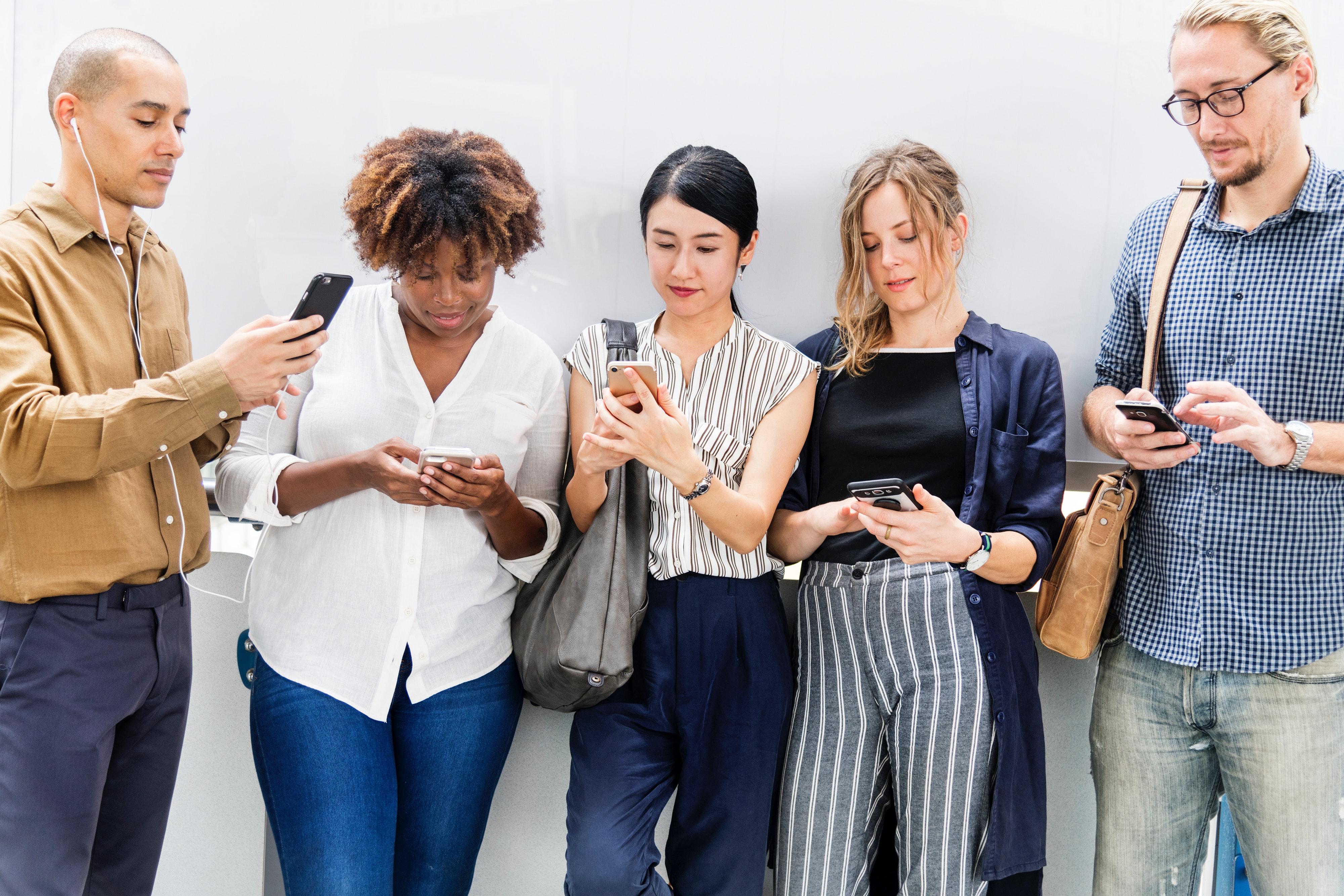 People reading on the phone and in newspapers